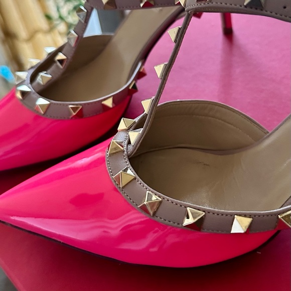 VALENTINO GARAVANI Rockstud Slingback Pumps in Fuchsia Patent Leather (EUR 39) - Picture 4 of 10